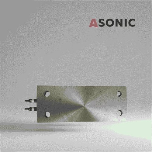 ASONIC 500W plakans sildītājs, kas uzstādīts uz rūpnieciskajiem ultraskaņas tīrītāju rezervuāriem šķidruma sildīšanai.