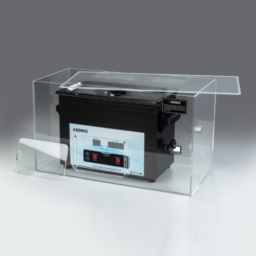 Atvērta klusā kaste, kurā redzams 3L ASONIC ultraskaņas tīrītājs, kas ilustrē trokšņa samazināšanas dizainu.