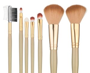 Septiņas kosmētikas otas uz balta fona