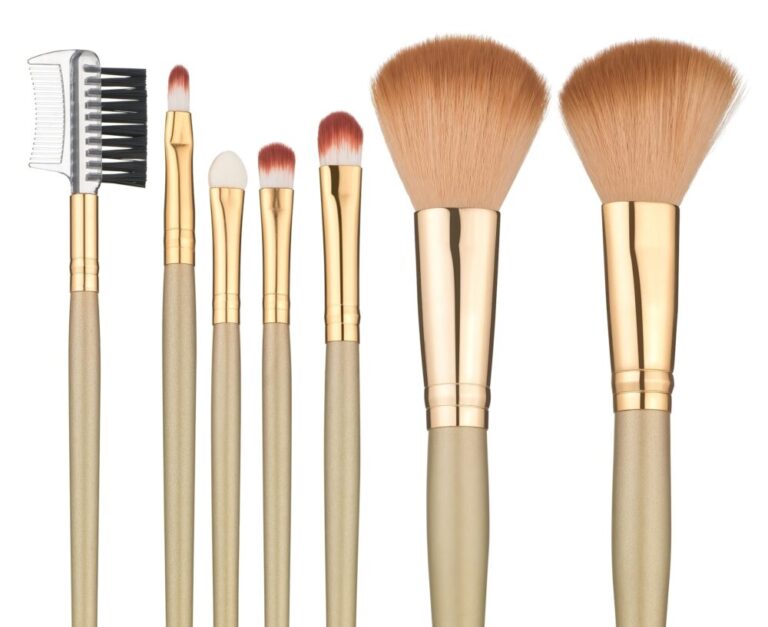 Septiņas kosmētikas otas uz balta fona