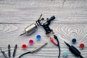 Mazs tetovēšanas pistoles simbols