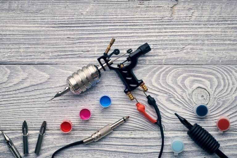 Mazs tetovēšanas pistoles simbols