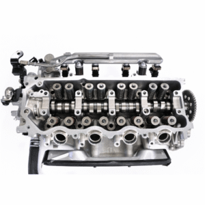 Liela automašīnas dzinēja daļa ir atklāta